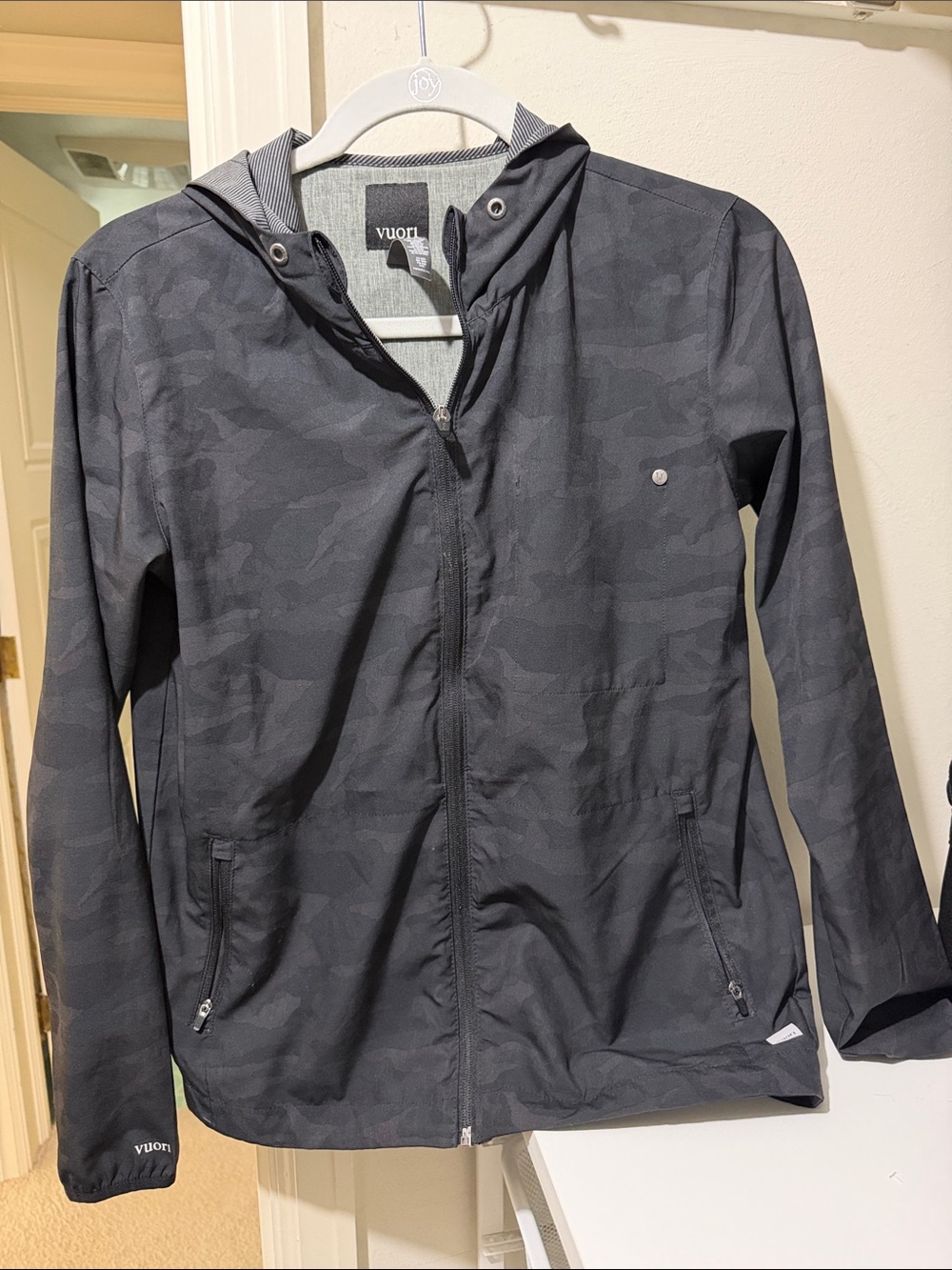 Vuori Women's Charcoal Camo Hooded Utility Jacket